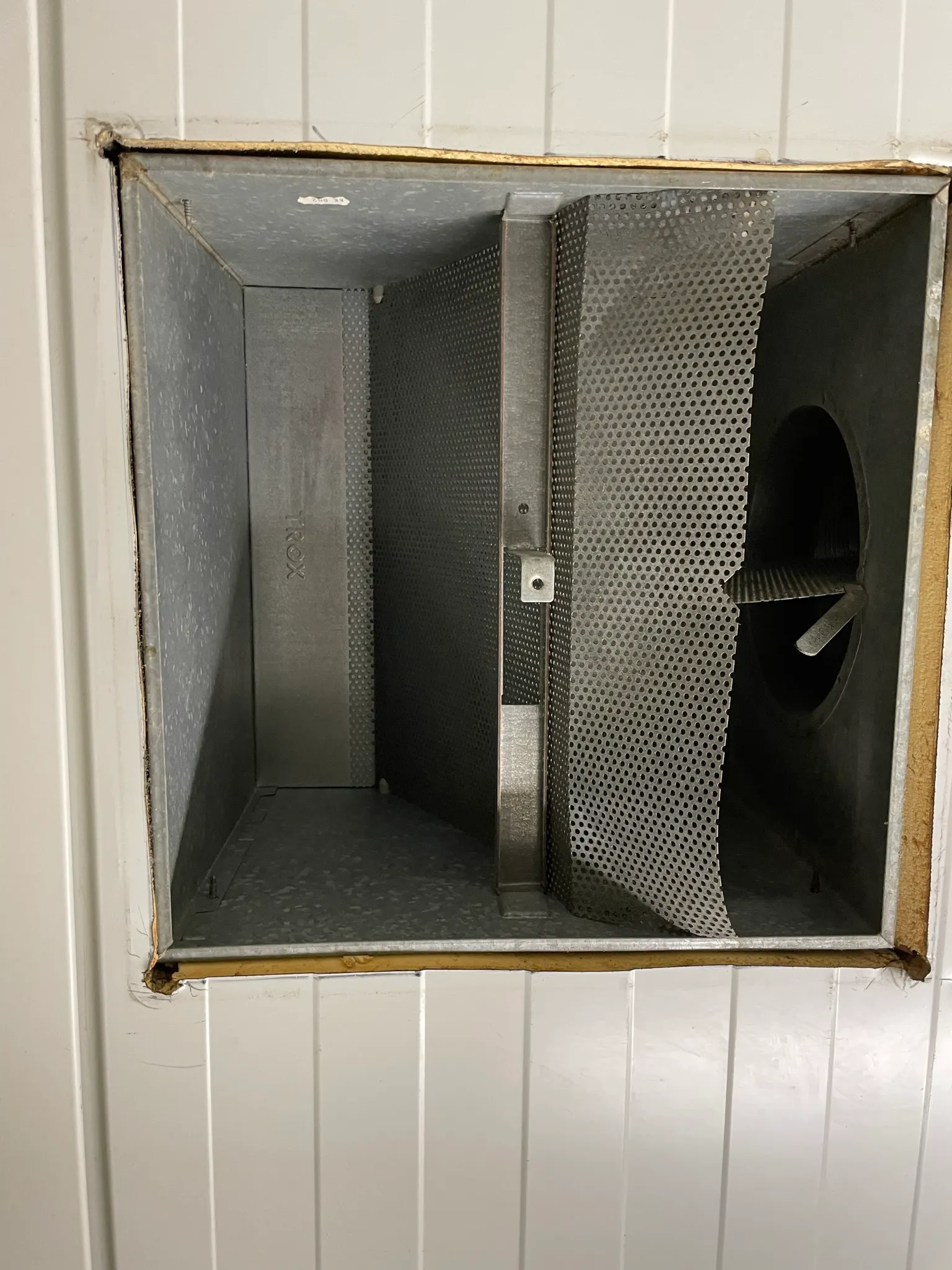 Lüftungsbox gereinigt nach der Reinigung