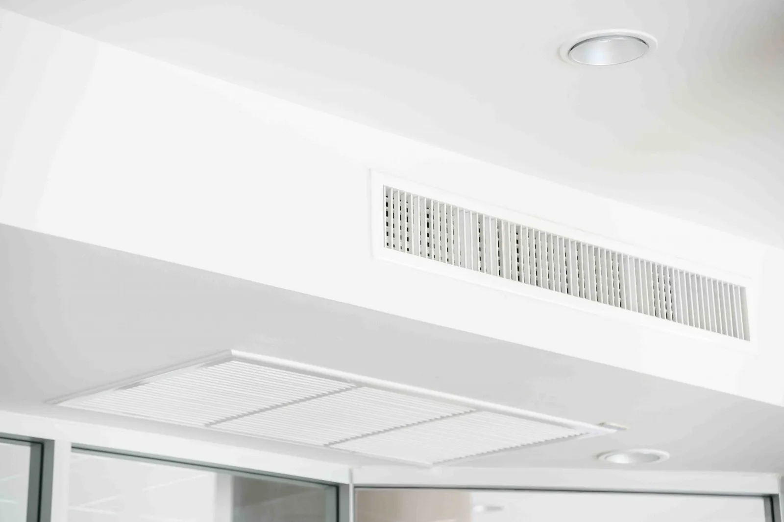 Techniker von BSW Airclean bei der Reinigung einer raumlufttechnischen Anlage